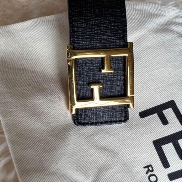 Fendi
Black Women's Dark Soft Leather Gold Buckle Size 32 8c0497 Belt - Picture 3 of 8